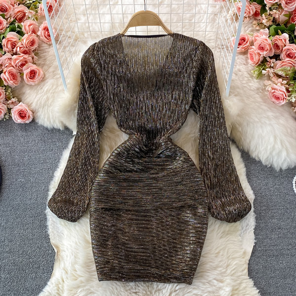 Női ruha spitz nyakkivágással és hosszú ujjal