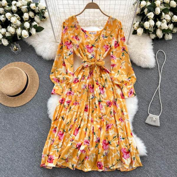 Lillemustri ja vöörihmaga naiste vabaajakleit