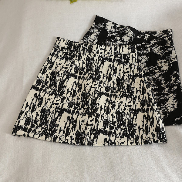 Női rövid szoknya magas derékkal, retro stílusban