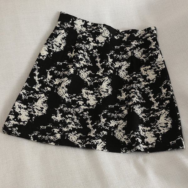 Női rövid szoknya magas derékkal, retro stílusban