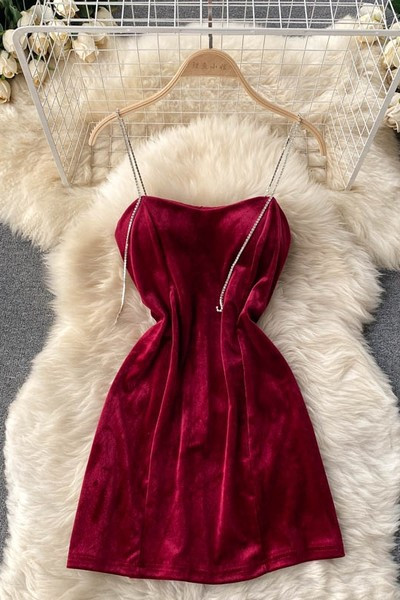 Modern női bársonyruha kövekkel a pántokon