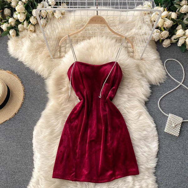 Modern női bársonyruha kövekkel a pántokon