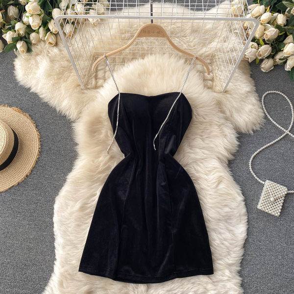 Modern női bársonyruha kövekkel a pántokon