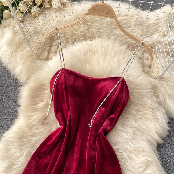 Modern női bársonyruha kövekkel a pántokon