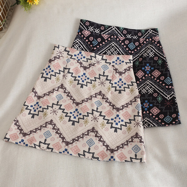 Színes női szoknya magas derékkal