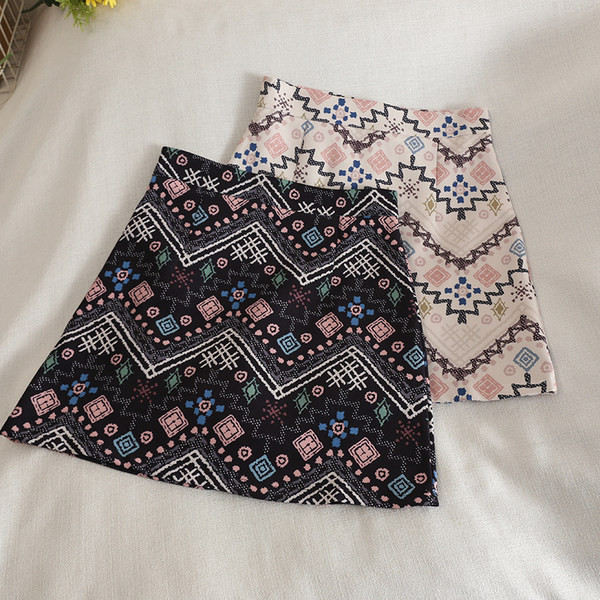 Színes női szoknya magas derékkal