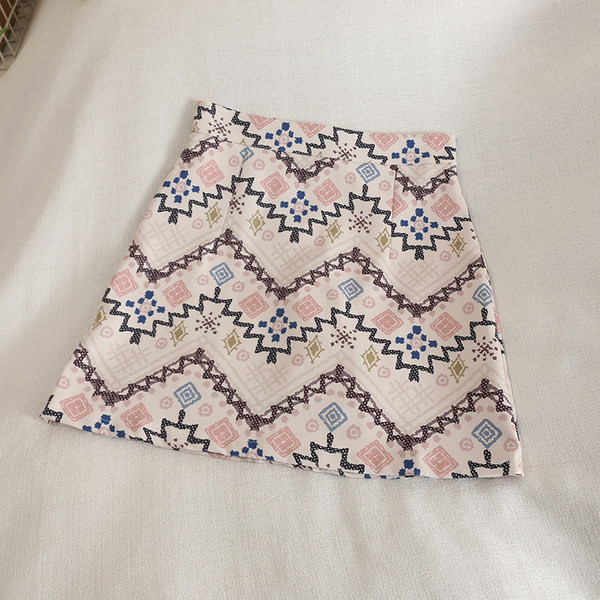 Színes női szoknya magas derékkal