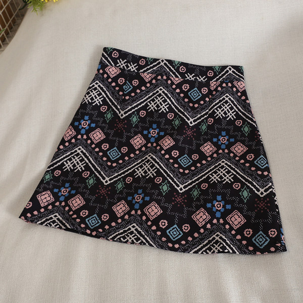 Színes női szoknya magas derékkal