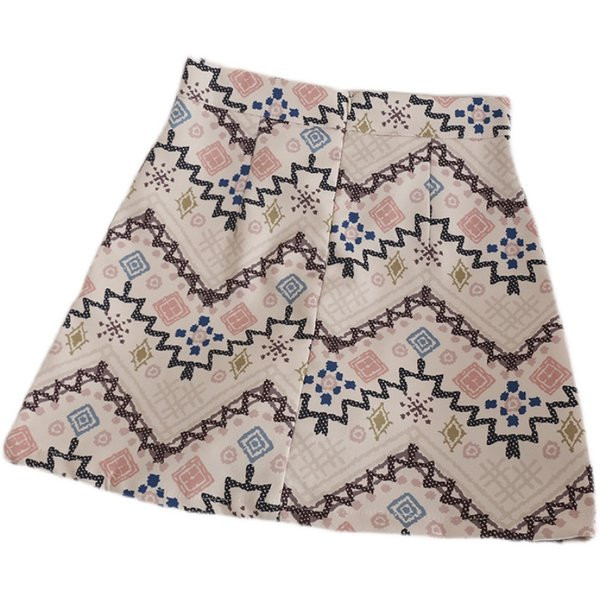 Színes női szoknya magas derékkal