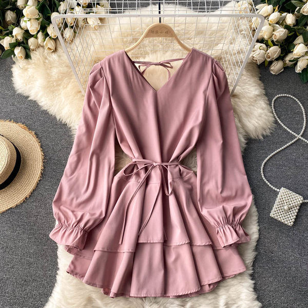 Rövid női ruha, hosszú ujjal és derékkötővel