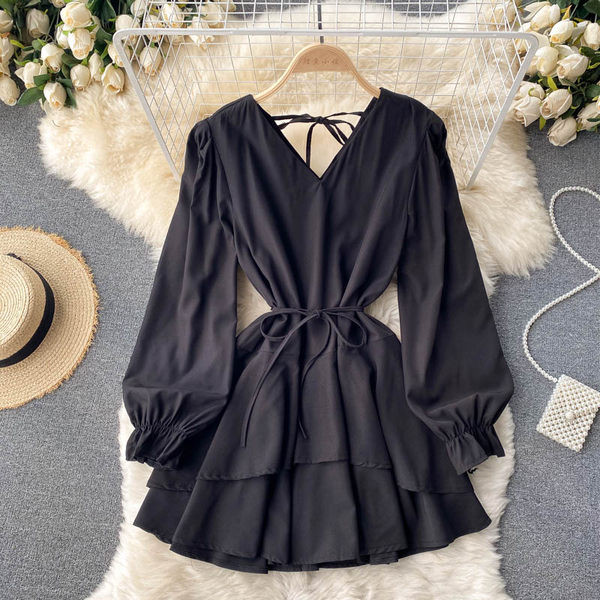 Rövid női ruha, hosszú ujjal és derékkötővel