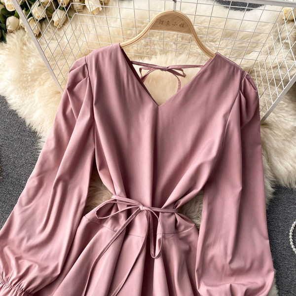 Rövid női ruha, hosszú ujjal és derékkötővel