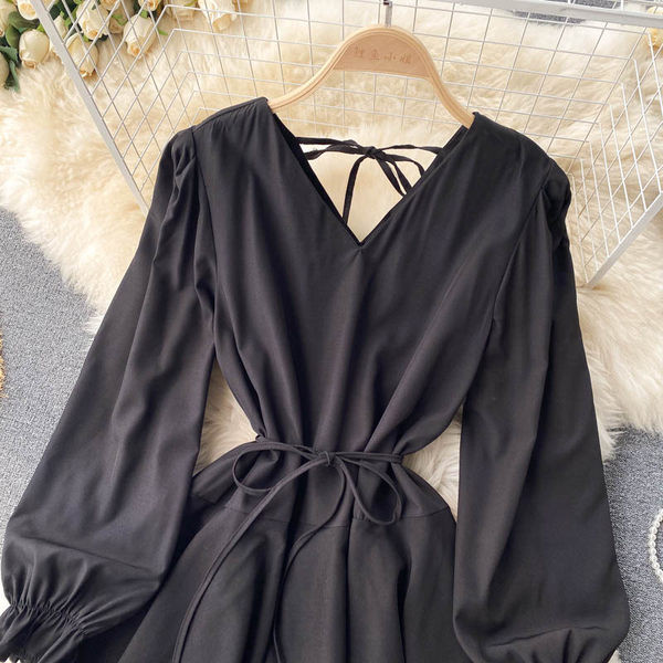 Rövid női ruha, hosszú ujjal és derékkötővel