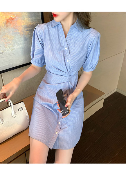 Modern női ruha gallérral, aszimmetrikus rögzítéssel