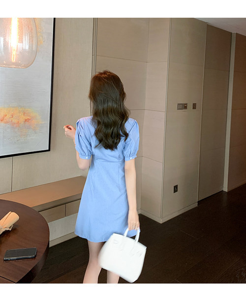 Modern női ruha gallérral, aszimmetrikus rögzítéssel