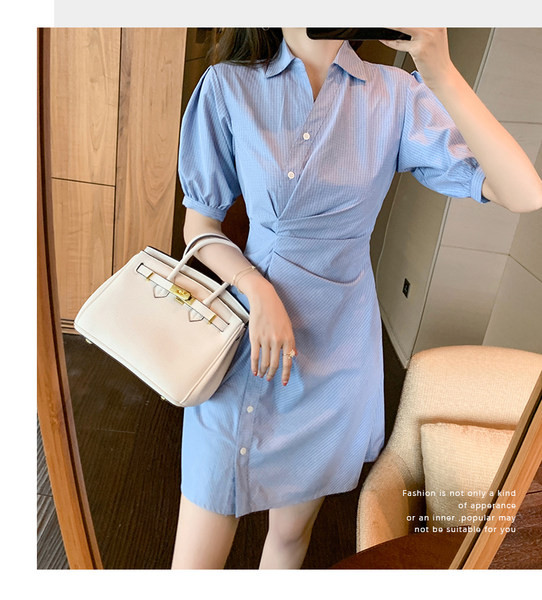 Modern női ruha gallérral, aszimmetrikus rögzítéssel