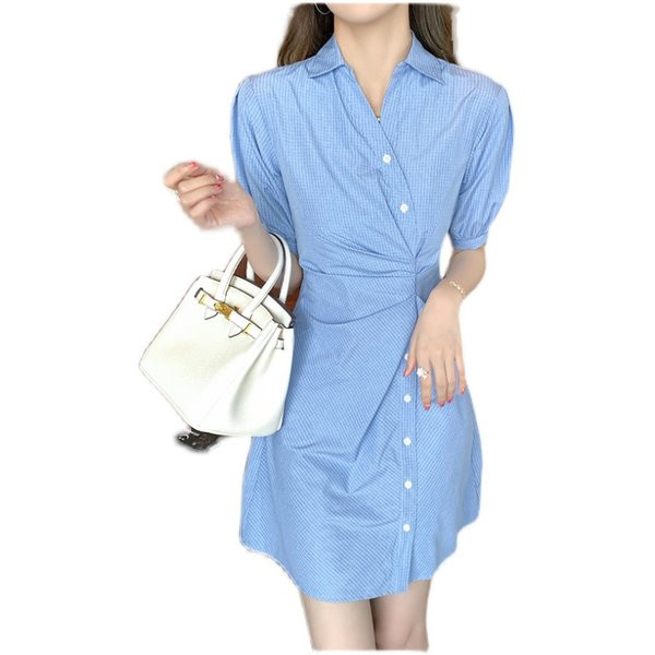 Modern női ruha gallérral, aszimmetrikus rögzítéssel