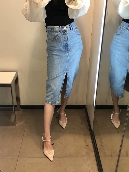 Hosszú farmerszoknya hasítékkal