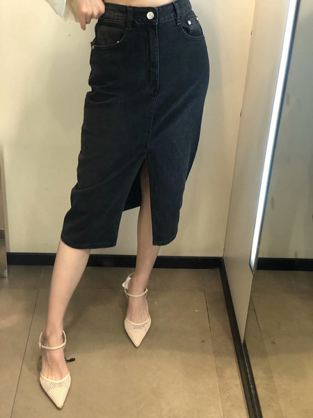 Hosszú farmerszoknya hasítékkal