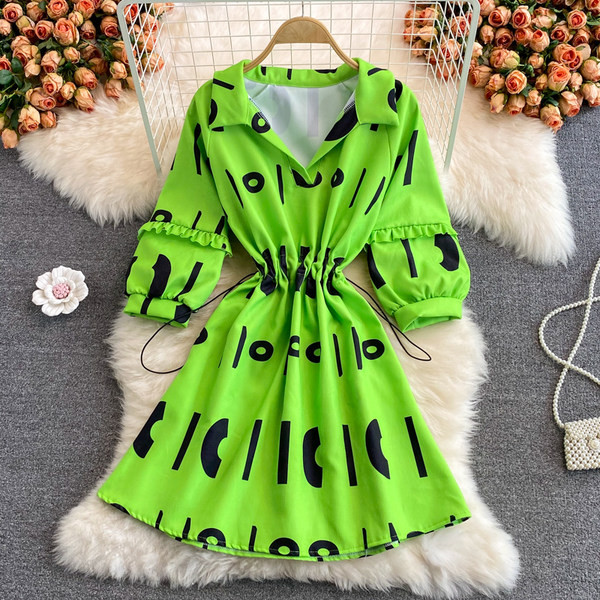 Női ruha klasszikus gallérral, gumírozott derékkal