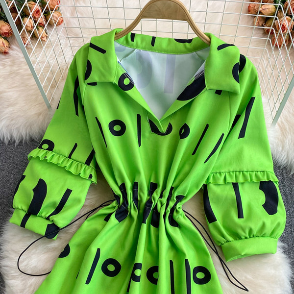 Női ruha klasszikus gallérral, gumírozott derékkal