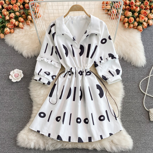 Női ruha klasszikus gallérral, gumírozott derékkal