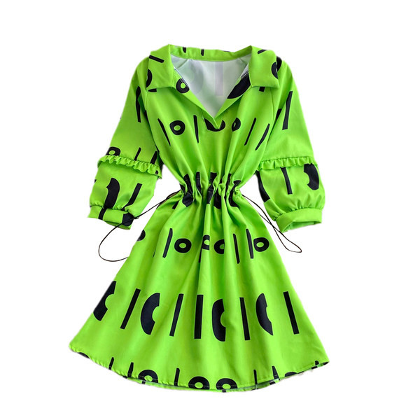 Női ruha klasszikus gallérral, gumírozott derékkal