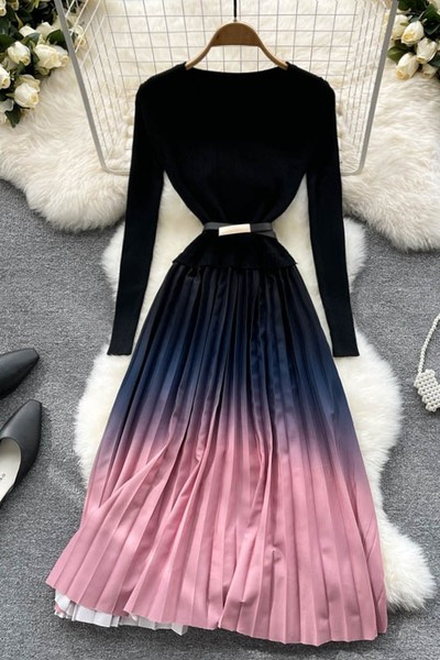 Női ruha irizáló színekben, övvel a derekán