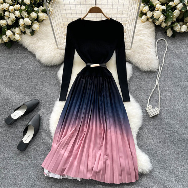 Női ruha irizáló színekben, övvel a derekán