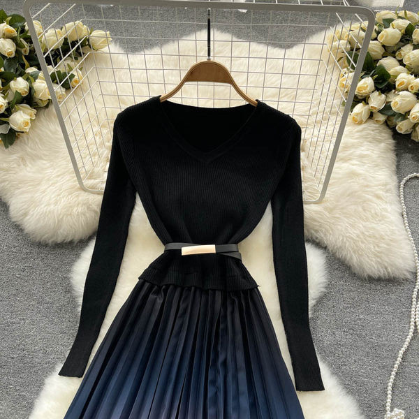 Női ruha irizáló színekben, övvel a derekán