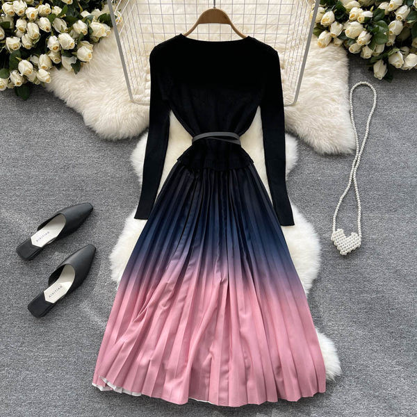 Női ruha irizáló színekben, övvel a derekán