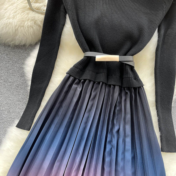 Női ruha irizáló színekben, övvel a derekán