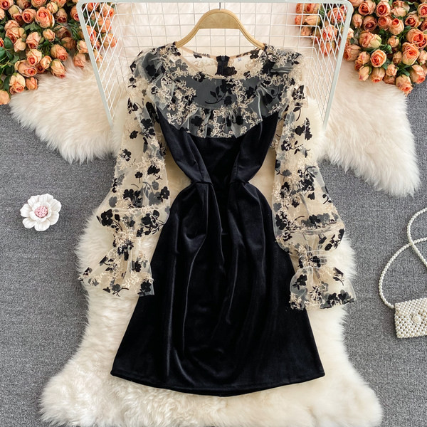 Дамска рокля от кадифе и дантела 