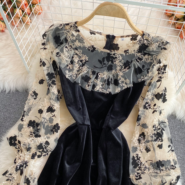 Дамска рокля от кадифе и дантела 