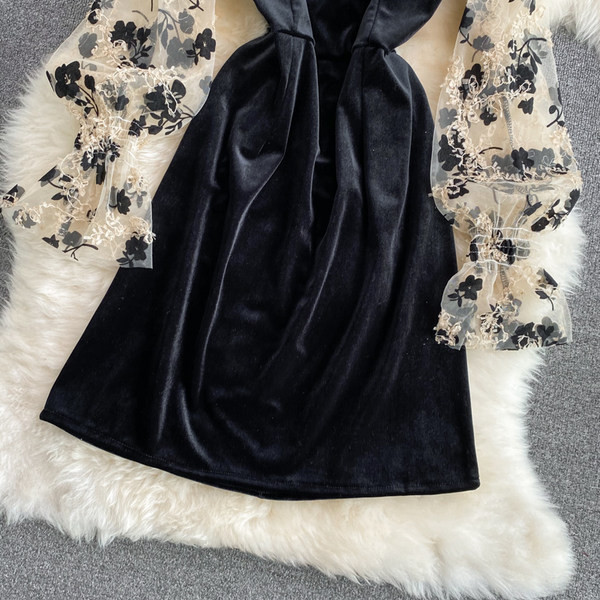 Дамска рокля от кадифе и дантела 