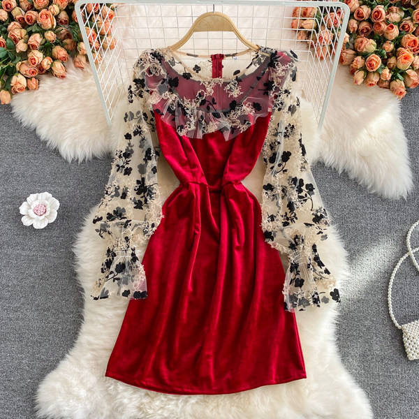 Дамска рокля от кадифе и дантела 