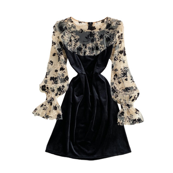 Дамска рокля от кадифе и дантела 