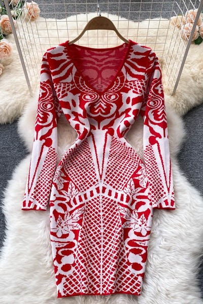 Testhezálló női ruha spitz nyakkivágással