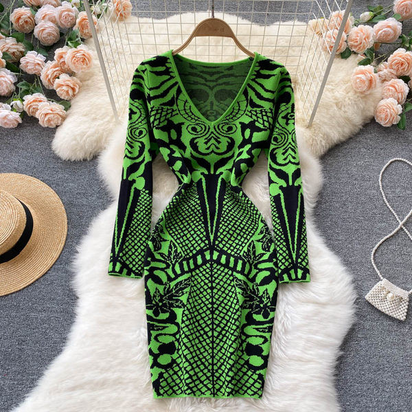 Testhezálló női ruha spitz nyakkivágással