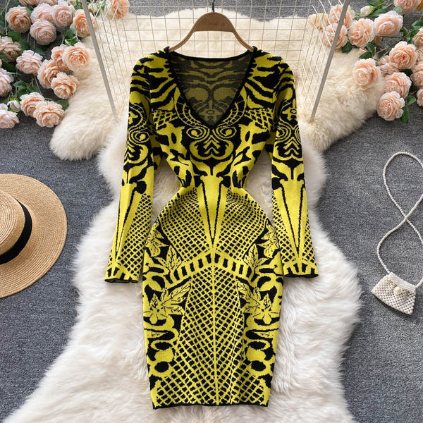 Testhezálló női ruha spitz nyakkivágással