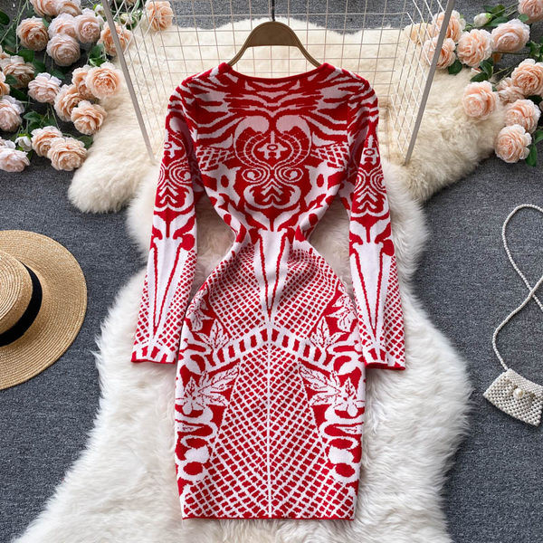 Testhezálló női ruha spitz nyakkivágással