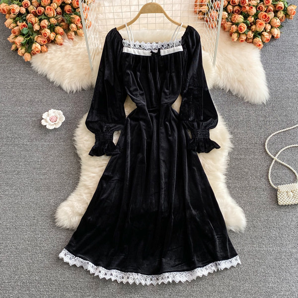 Női bársonyruha fekete színben, szögletes nyakkivágással