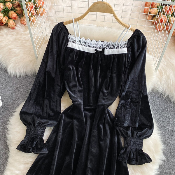 Női bársonyruha fekete színben, szögletes nyakkivágással