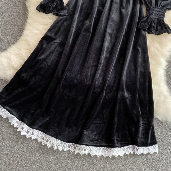 Női bársonyruha fekete színben, szögletes nyakkivágással