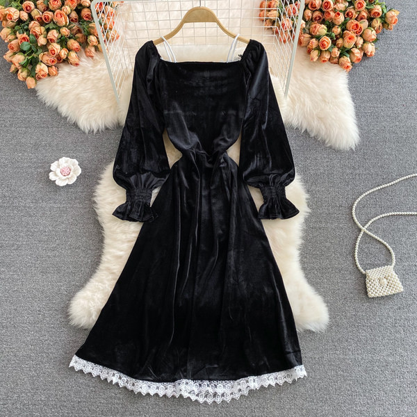 Női bársonyruha fekete színben, szögletes nyakkivágással