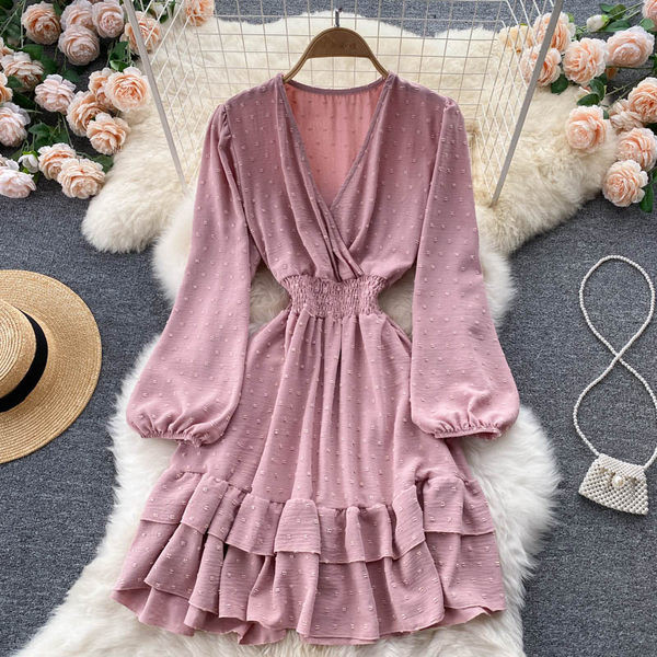 Alkalmi női ruha spitz nyakkivágással