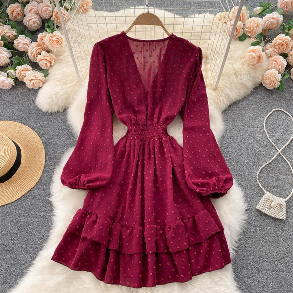 Alkalmi női ruha spitz nyakkivágással