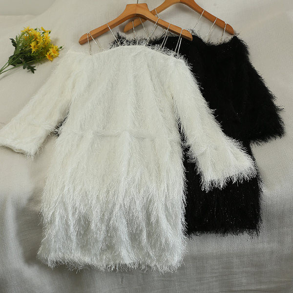 Aktuális női ruha bojttal és hosszú ujjal