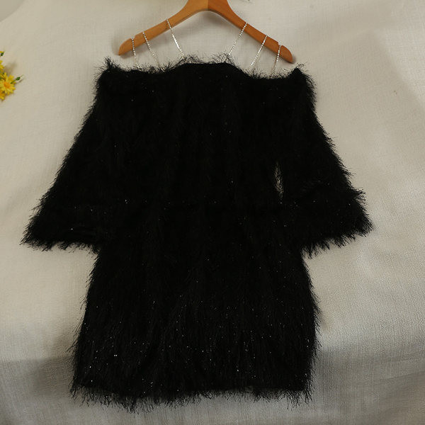 Aktuális női ruha bojttal és hosszú ujjal