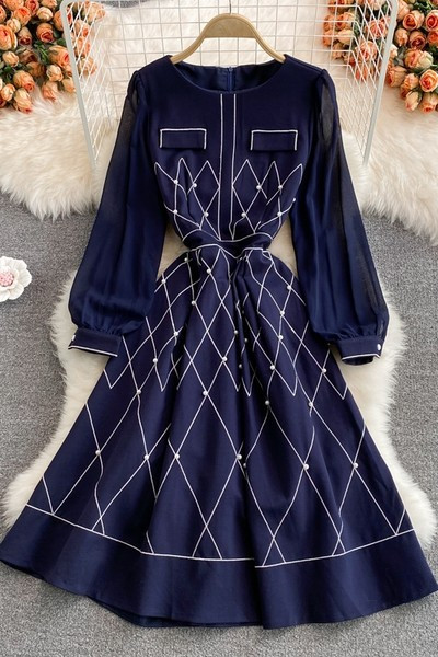 Női ruha ovális nyakkivágással, hátul cipzárral